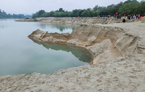 Kiểm tra hoạt động khai thác cát sau vụ dân đánh trống phản đối tàu hút cát “ngoạm” bờ sông Lam