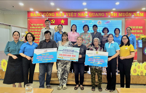 Trao kinh phí hỗ trợ xây dựng lại nhà cho hộ dân trong vụ cháy tại hẻm 42 Trần Đình Xu