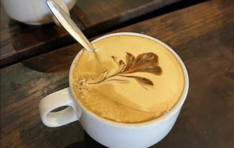 Cà phê trứng phố cổ: Vị đắng sâu hòa quyện cùng kem bông, mềm, mịn