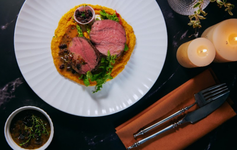 Hướng dẫn làm bò Tenderloin áp chảo xốt nho khô California và hương cam nhanh tại nhà