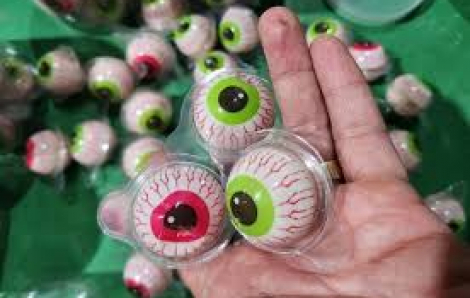 Một bé trai tử vong sau khi bị hóc kẹo “con mắt”