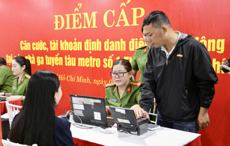 Công an TPHCM cấp thẻ căn cước, tài khoản định danh điện tử tại nhà ga metro số 1