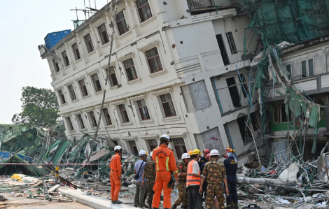 Tàn tích và mùi tử khí lan khắp nơi, khi con số tử vong vì động đất ở Myanmar đã hơn 3.350 người