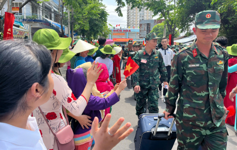 Chiến sĩ vào Nam diễu binh nhân 30/4, vui mừng gặp lại người thương sau 3 tháng