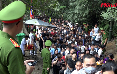 Hàng vạn người đổ về Đền Hùng bày tỏ lòng thành kính với tổ tiên