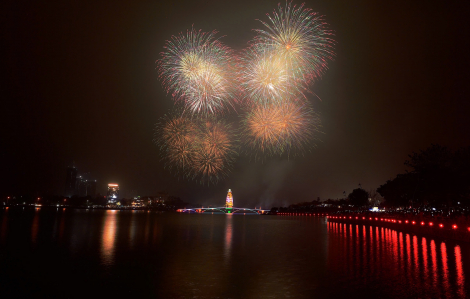 Mãn nhãn màn pháo hoa 15 phút thắp sáng bầu trời đất Tổ