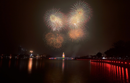 Mãn nhãn màn pháo hoa 15 phút thắp sáng bầu trời đất Tổ