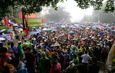 Hàng vạn người đội mưa về Đền Hùng thắp hương