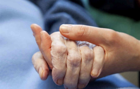 Làm sao thuyết phục mẹ chữa bệnh?