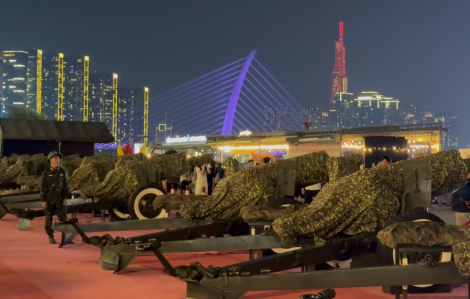 Người dân hào hứng ngắm các khẩu đại bác ở Bến Bạch Đằng