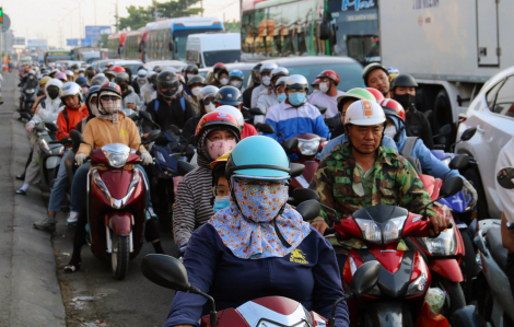 Người dân ồ ạt trở lại TPHCM, cửa ngõ phía Tây ùn ứ