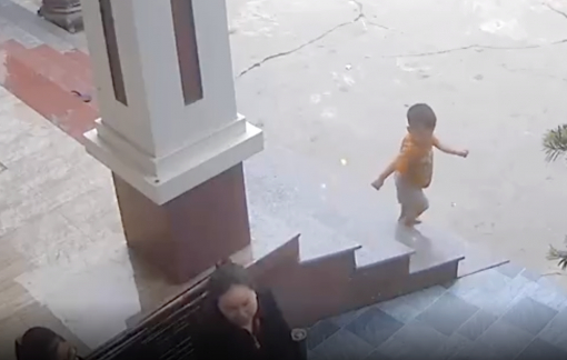 Bé 5 tuổi may mắn thoát chết nhờ sự lanh lợi của bé 3 tuổi