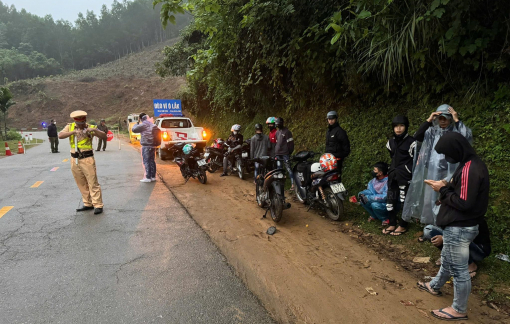 Phạt hơn 100 triệu đồng nhóm thanh niên đi săn mây gây náo loạn trên đèo Vi Ô Lăk