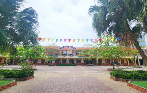 12 học sinh tiểu học nghi bị ngộ độc sau khi ăn cơm nắm trước cổng trường