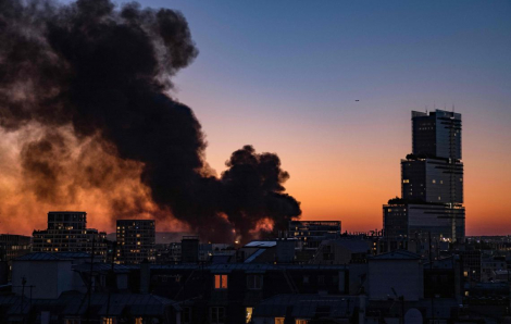 200 lính cứu hỏa chiến đấu với đám cháy lớn ở Paris