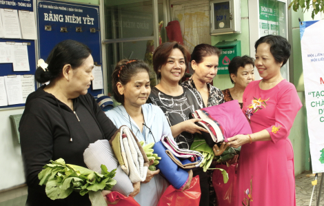 Bà tổ trưởng miệt mài may mền ấm tặng dân