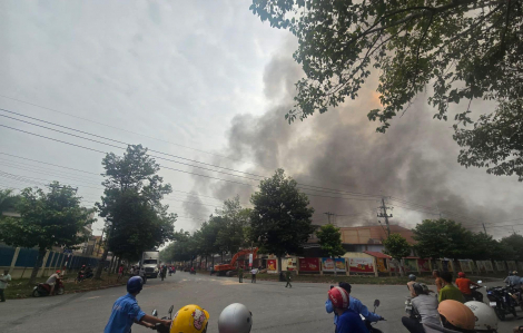 Đang cháy lớn công ty thực phẩm tại KCN Trảng Bàng, khói đen nghi ngút