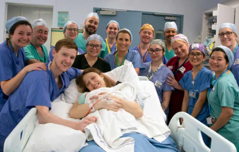 Người phụ nữ đầu tiên ở Anh được ghép tử cung và sinh con