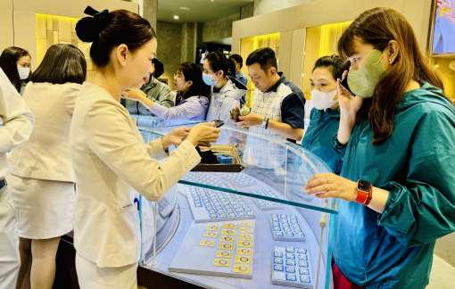 Giá vàng giảm mạnh, vàng SJC mất mốc 100 triệu đồng/lượng