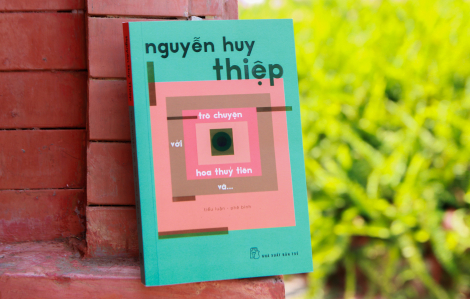 Nhà văn Nguyễn Huy Thiệp "trò chuyện" với hoa thủy tiên