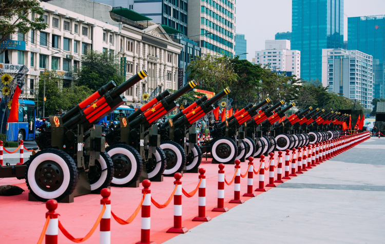 Người dân đội nắng, lặn lội đường xa xem diễn tập bắn đại bác tại TPHCM