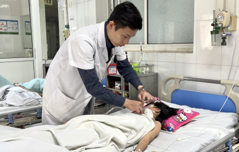 Bé gái bị chó nhà cắn vào cổ, thủng thực quản