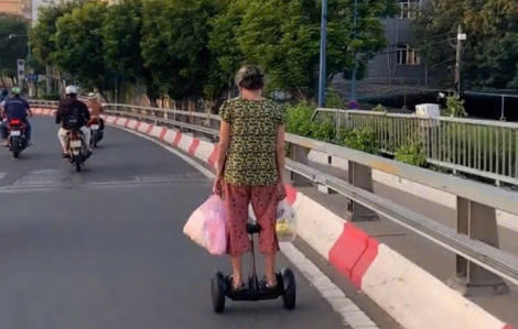 CSGT TPHCM xử lý người phụ nữ đi xe điện cân bằng trên cầu Khánh Hội