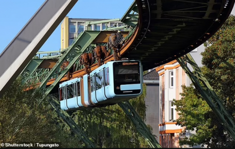 Tuyến đường sắt "treo lơ lửng" hút du khách