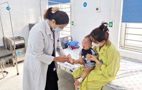 Tay chân miệng gia tăng, nguy cơ “bệnh chồng bệnh”
