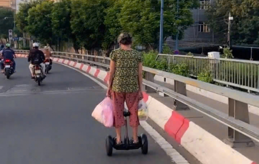 CSGT TPHCM xử lý người phụ nữ đi xe điện cân bằng trên cầu Khánh Hội