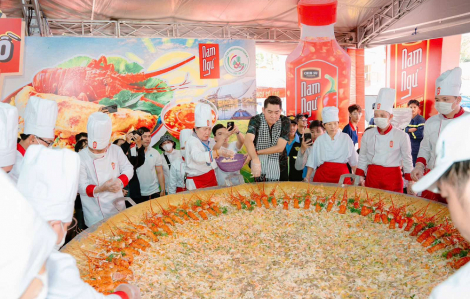 Bánh xèo khổng lồ thu hút hàng trăm ngàn thực khách thưởng thức