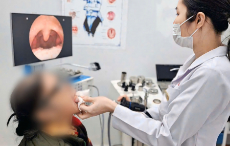 Ho dai dẳng, cụ bà bất ngờ phát hiện dây kim loại mắc sâu trong họng