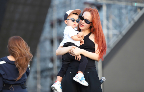 Minh Hằng đưa con đến tận sân khấu ‘Chị đẹp đạp gió’