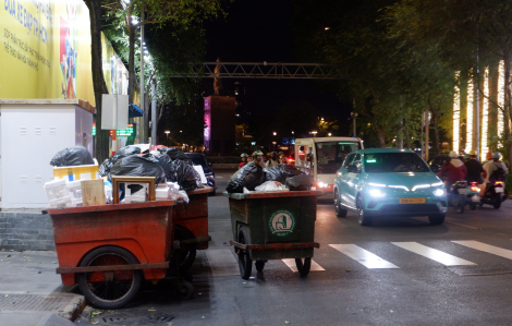 Ngán ngẩm cảnh xe thu gom rác ‘án ngữ’ dưới đường, tiềm ẩn nguy cơ tai nạn