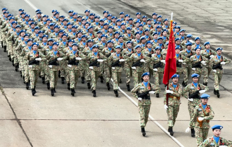 Những ‘bóng hồng’ vượt thử thách tập luyện cho lễ kỷ niệm 50 năm thống nhất đất nước
