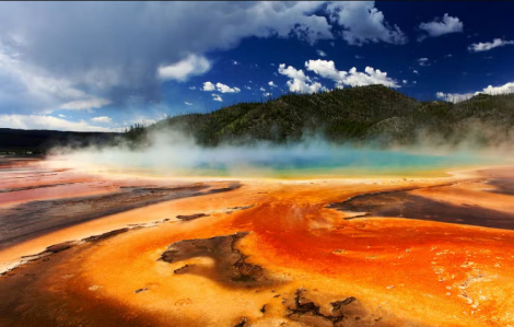 Độc đáo suối nước nóng có màu sắc rực rỡ