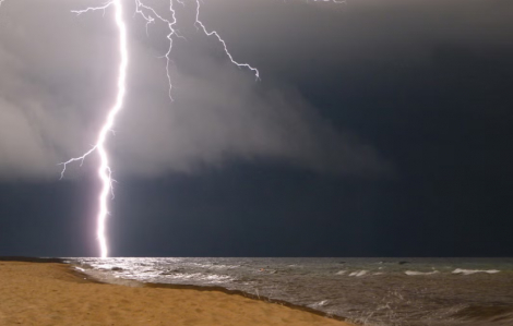 Ít nhất 100 người thiệt mạng từ cơn bão sét bất thường ở Ấn Độ