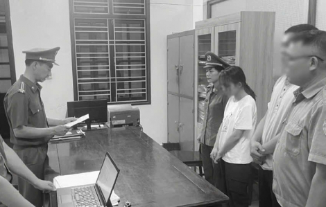 Tạm giữ hình sự bảo mẫu bạo hành 2 trẻ ở Quảng Nam