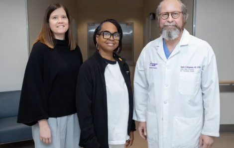 Thận lợn được lấy ra khỏi cơ thể người phụ nữ Mỹ sau 5 tháng ghép tạng kỷ lục