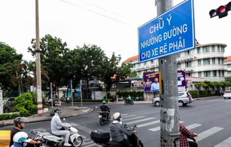TPHCM lắp 500 bảng nhắc nhường đường cho xe rẽ phải