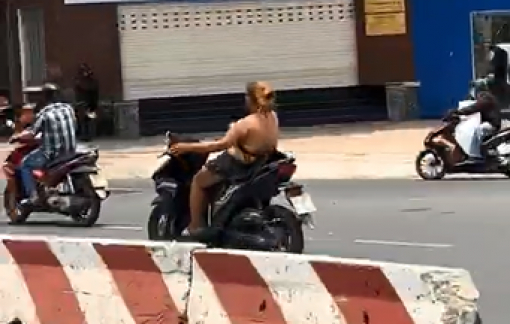 Xôn xao clip cô gái ‘diễn xiếc’ khi lái xe máy trên cầu Tham Lương