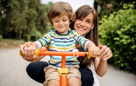 Chồng mất, có nên ở lại nhà chồng cả đời vì con?