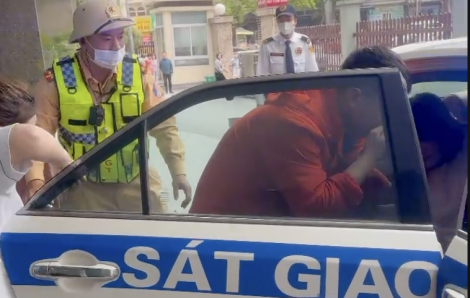 CSGT dùng xe đặc chủng đưa sản phụ đi mổ cấp cứu