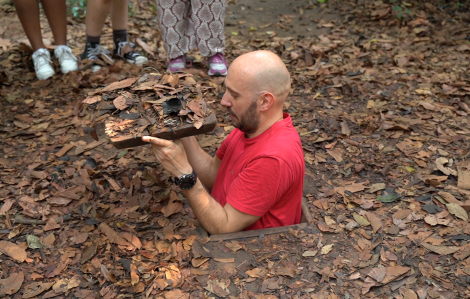 Khách quốc tế thích thú ‘chui vào lòng đất’ ở địa đạo Củ Chi