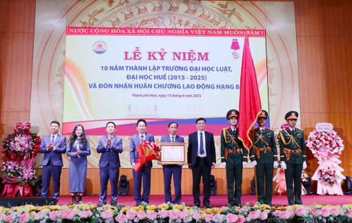 Trường đại học Luật Huế đón nhận Huân chương Lao động hạng Ba
