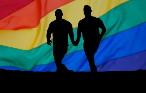 Chồng nhắn tin tình cảm với... đàn ông