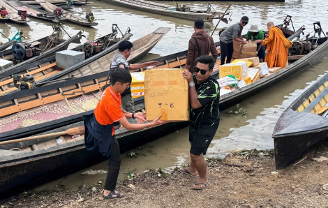 Nắm chặt tay, dìu nhau qua khổ đau