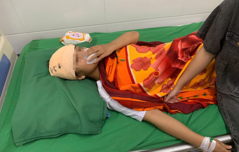 Vụ 3 nữ sinh bị lan can ở trường học rơi trúng: 1 nữ sinh đã xuất viện