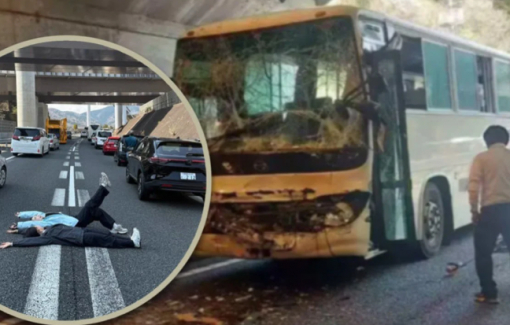 2 phụ nữ ở Trung Quốc nằm trên đường cao tốc chụp ảnh