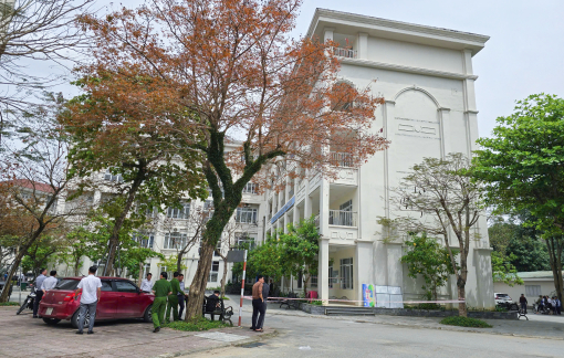 Lan can rơi từ tầng 4 xuống sân trường, 3 nữ sinh bị thương